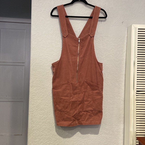 Dresses - Picture 2 of 9